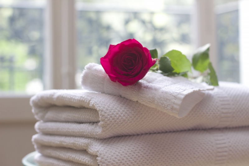 hotel-AIGLUN-min_towel_rose_clean_care_salon_spa_white_bath-731641